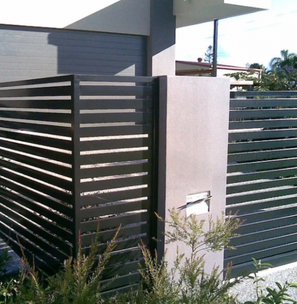 Pagar dengan desain geometris modern